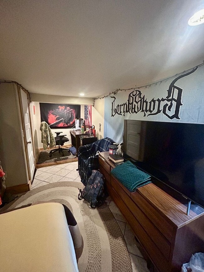 Building Photo - Available June 2025 - 5 Bed, 1 Bath home near campus!