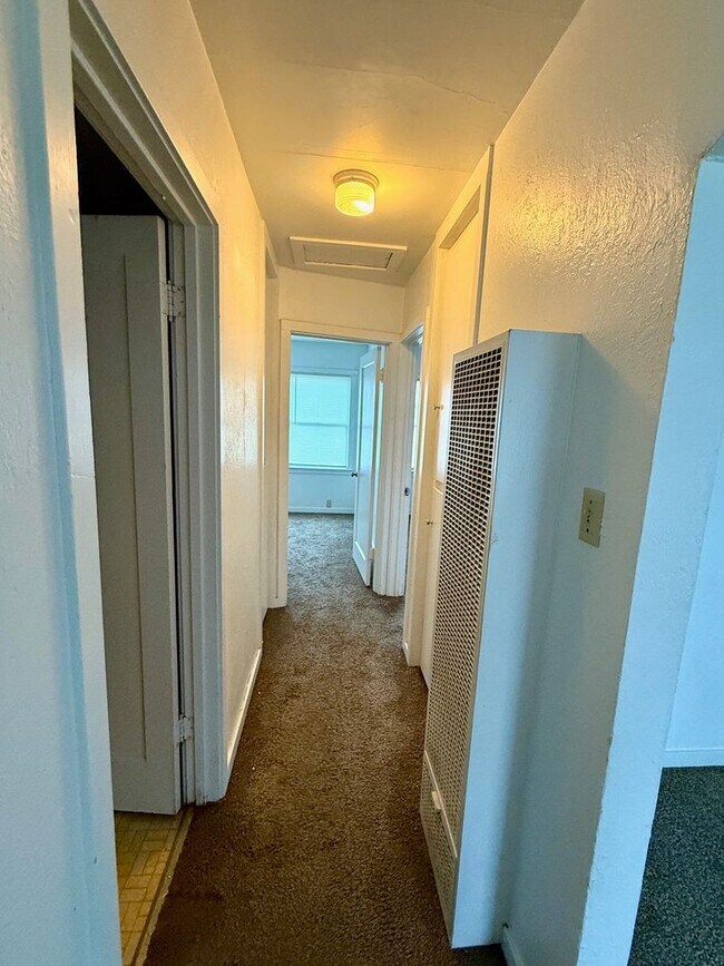 Building Photo - 462 S Shasta St