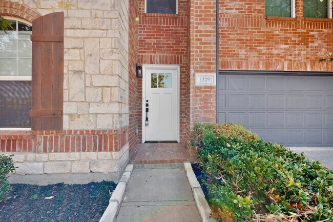 Building Photo - Spacious Renovation Ready To Be Called Home!!!
