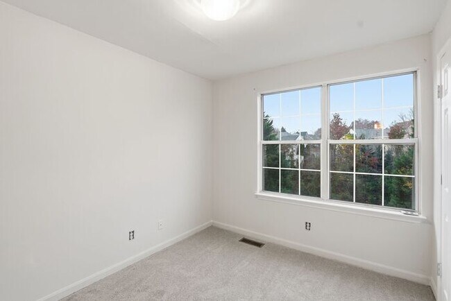 Building Photo - 15663 Viewpoint Cir