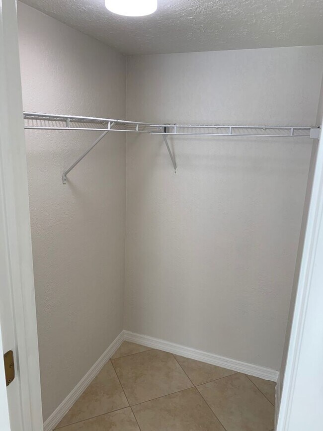 Building Photo - Available 5/10 -  Annual Condo Rental in South Naples