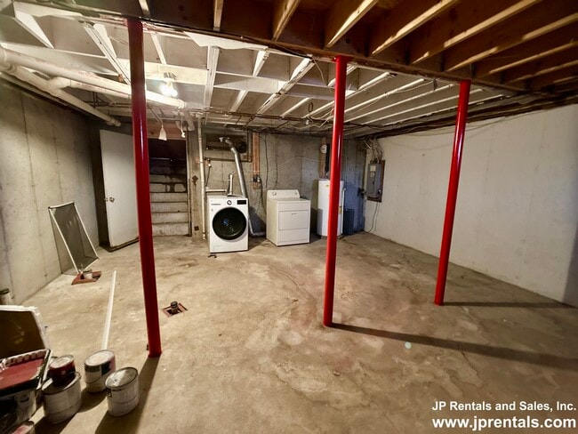 Building Photo - 638 Canterbury St