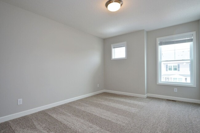 Building Photo - Beautiful 3-Bed 3-Bath Townhome in Blaine!