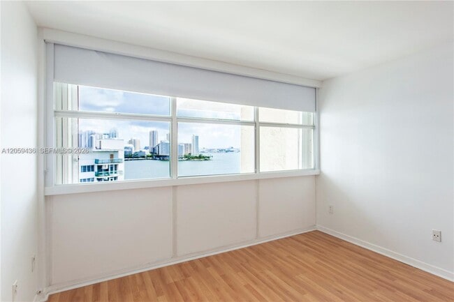 Building Photo - 1420 Brickell Bay Dr