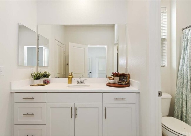 Building Photo - $500 OFF MOVE IN - Must take possession within 14 days.  Located in the desirable Vista Bella com...