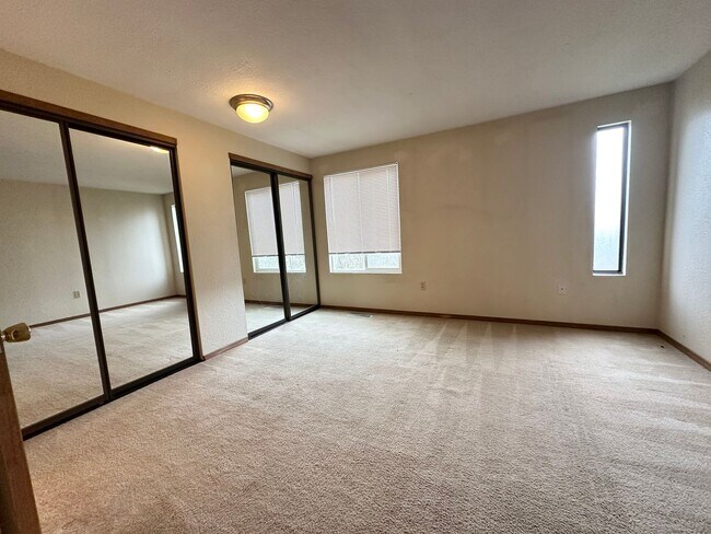 Building Photo - Ideal 2 Bedroom 2 Bathroom Lower Level Unit - Backs to Beautiful Greenspace!