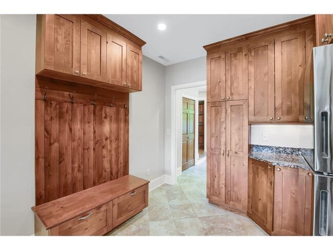 Building Photo - 3465 Deephaven Ave