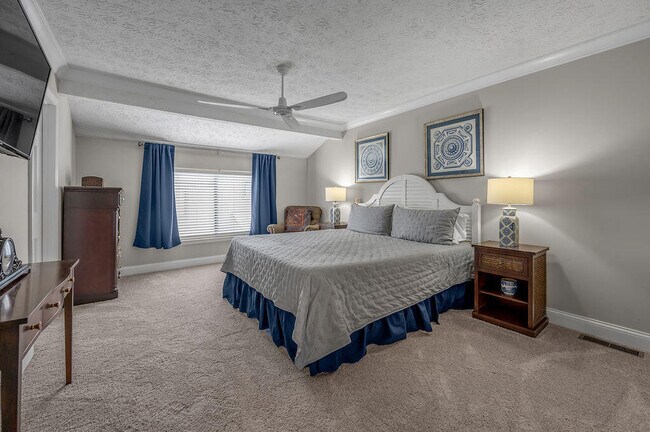 Building Photo - 500 Laketower Dr