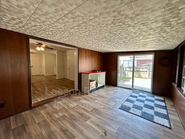 Building Photo - 3235 Caroline Dr