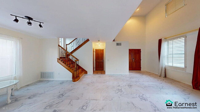 Building Photo - Charming 4-Bed/2.5-Bth Home in Prime Santa...
