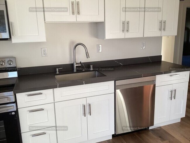 Building Photo - A price and views that can't be beat- Upper Flat with deck & expansive Vineyard and Sunset views