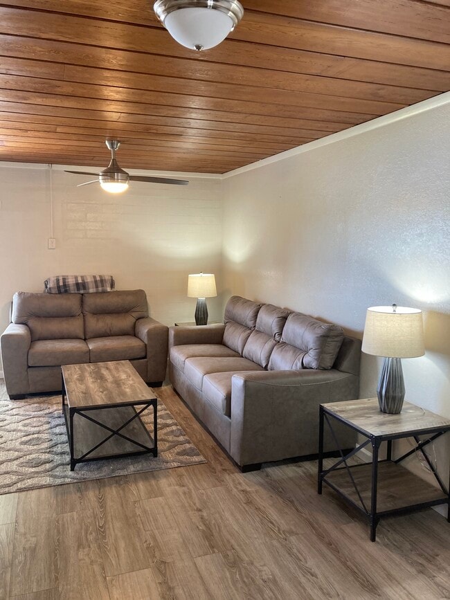 Building Photo - 15848 Lake Iola Rd