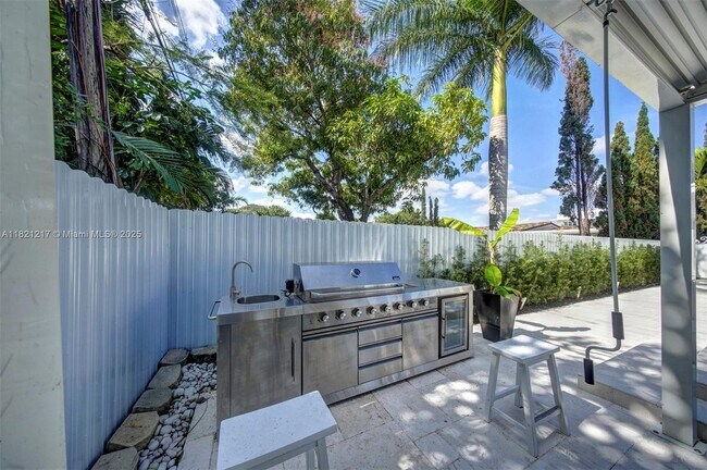 Building Photo - 2020 Alamanda Dr