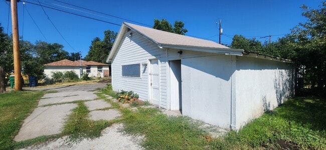 Building Photo - 405 S 12th Ave