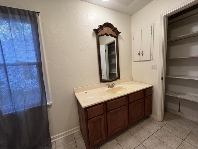 Building Photo - 2328 E Manchester St