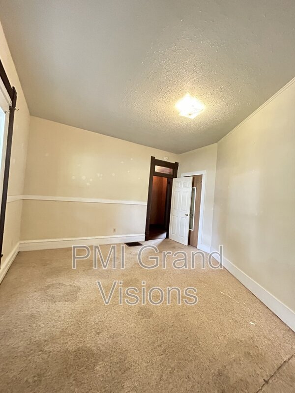 Building Photo - 1105 6th St