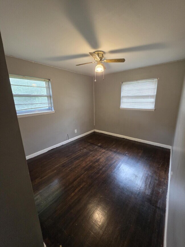 Building Photo - Recently Renovated - 3 Bedroom 2 Bath Home!