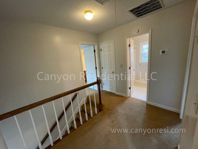 Building Photo - Beautiful 3b Room!Move in ready!