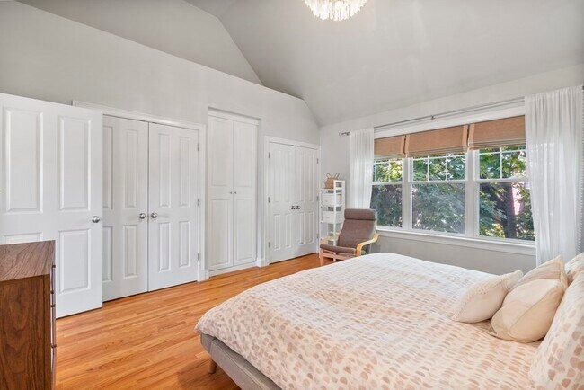 Building Photo - 10 S Sydney St