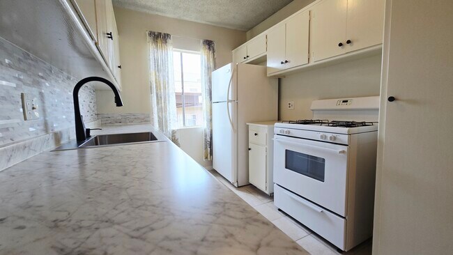 Building Photo - 526 S St Andrews Pl