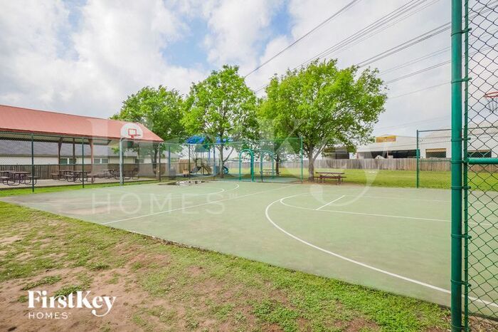 Building Photo - 910 Saxonhill Dr