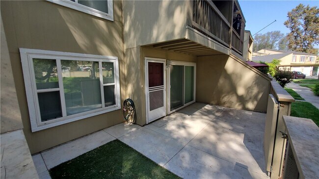Building Photo - 1460 W Badillo St