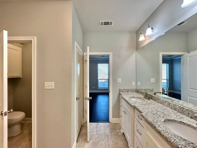 Building Photo - Tour Today! Stunning 3 Bed 2 Bath in South...