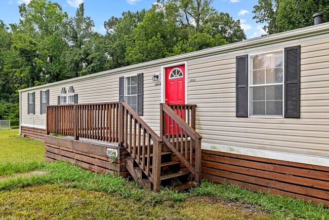 Building Photo - 3 bedroom Available Now!