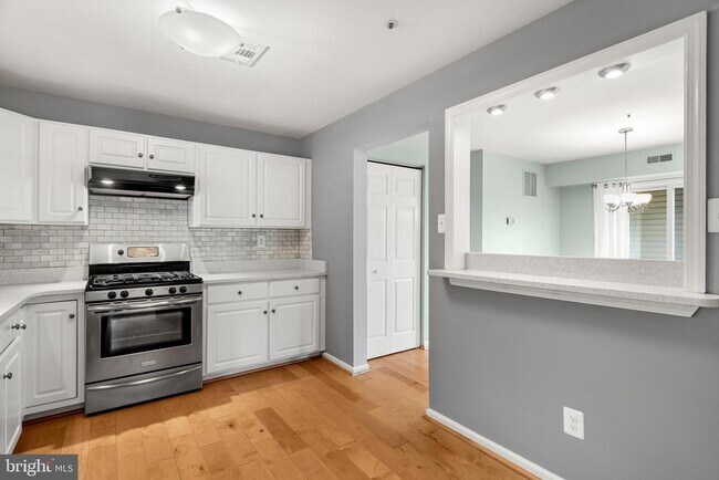 Building Photo - 543 Astor Square