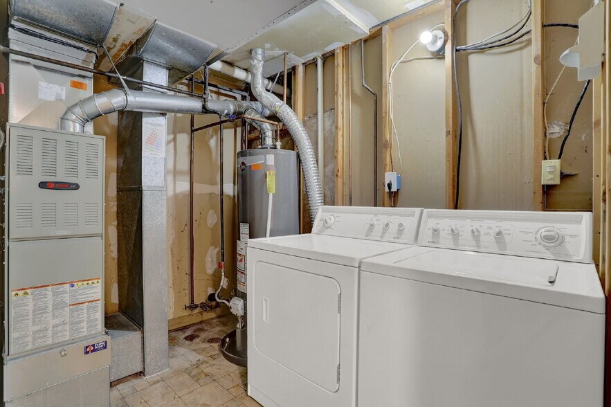 Building Photo - Fully Remodeled End-Unit Townhome Near Pet...
