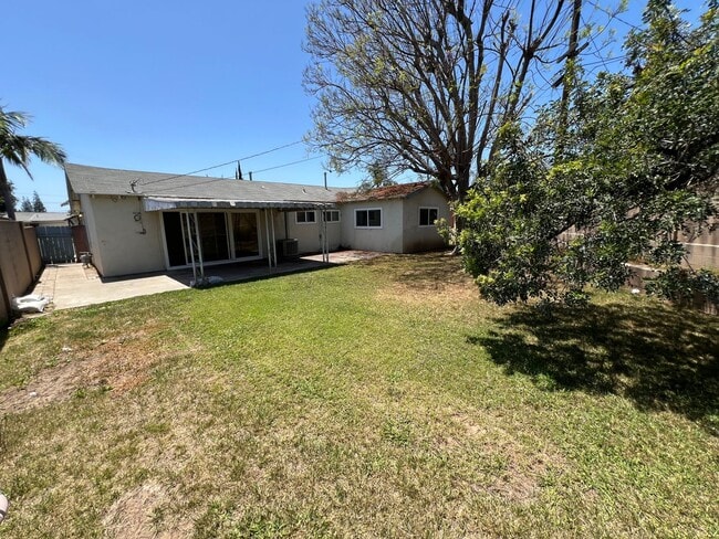 Building Photo - Darling Updated 4 Bed 2 Bath Orange Home