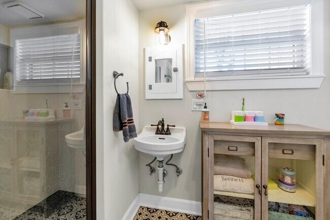 Building Photo - 1021 W Encanto Blvd