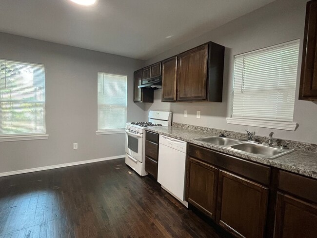 Building Photo - Tulsa: 3 bedroom house On A Private Road