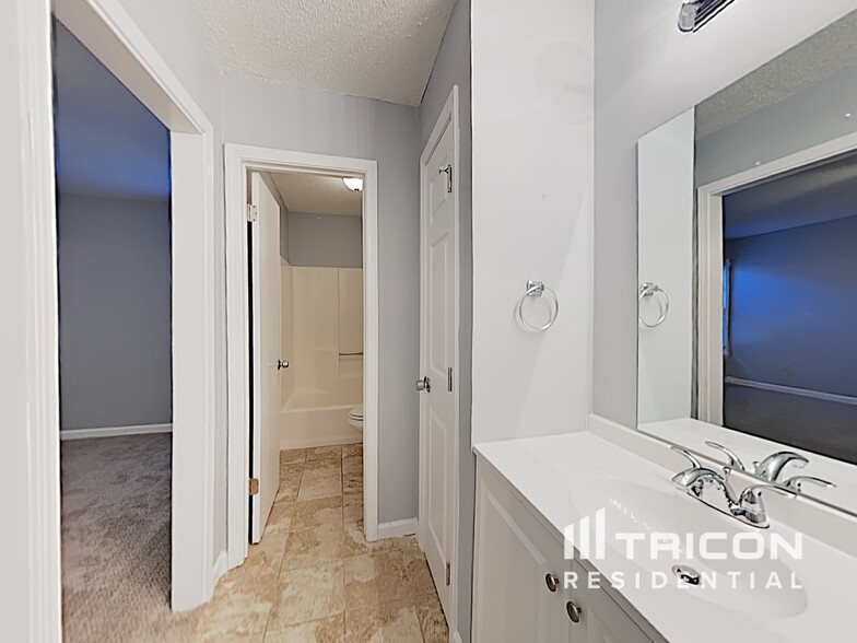 Building Photo - 389 Hillridge Dr