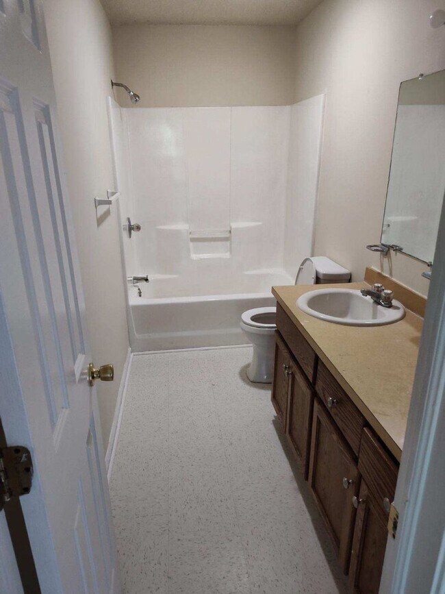 Building Photo - Super Cute home located in City Limits