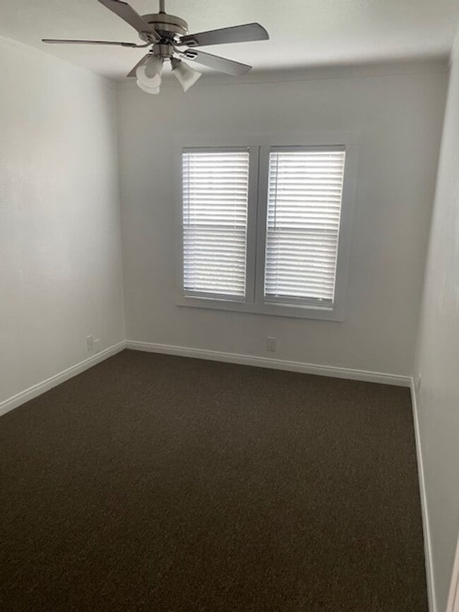 Building Photo - 827