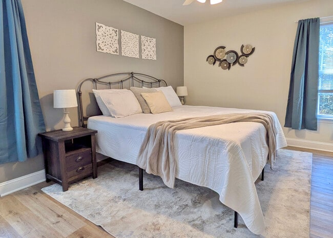 Building Photo - 1717 W Lakewood Ave