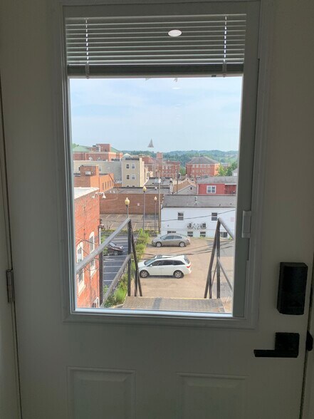 Building Photo - 19 W Washington St Apt 3