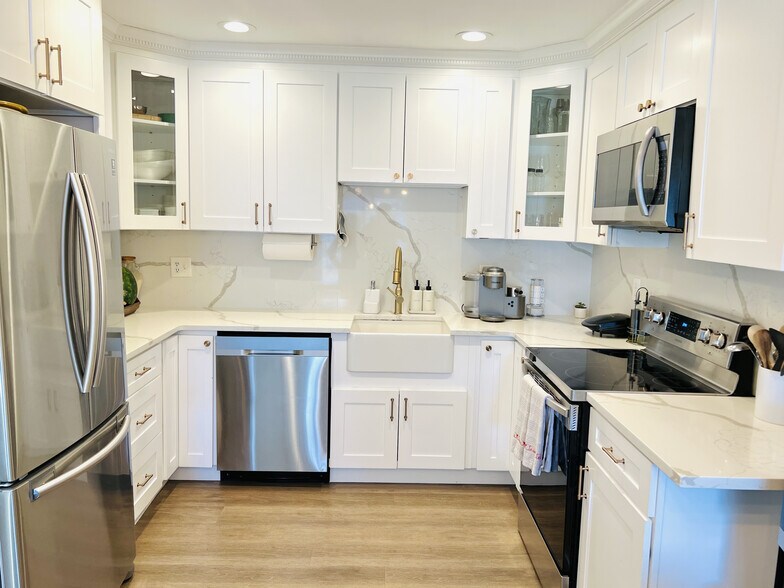 Kitchen - 3200 Madison Ave