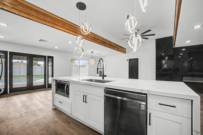 Building Photo - Tempe 5 bedroom 3 bath with pool and HUGE yard