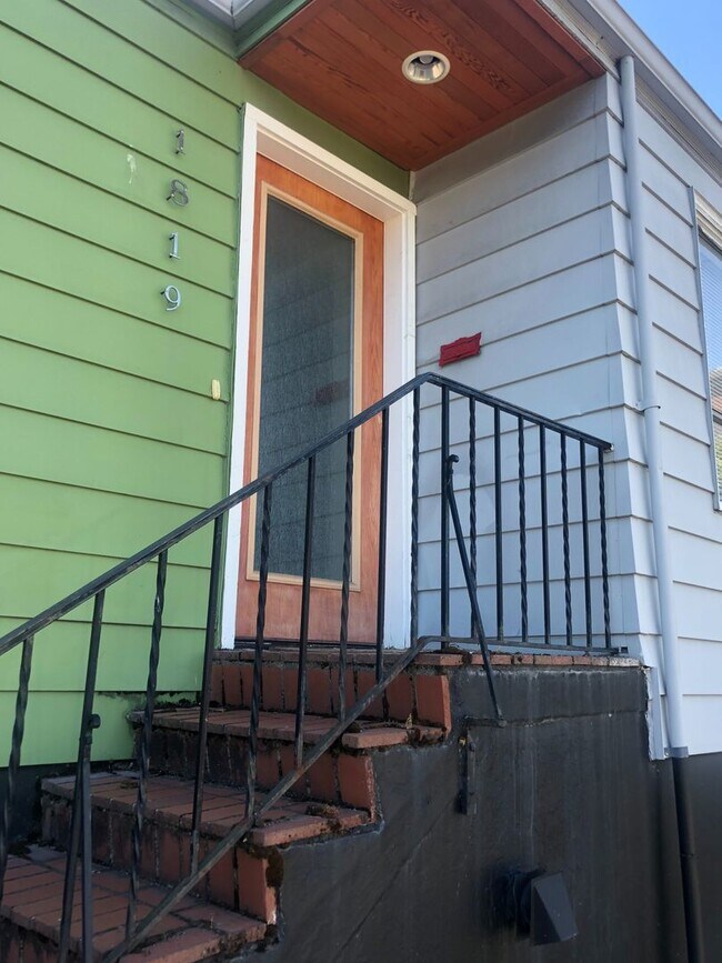 Building Photo - FAIRYTALE OF 1819 LLC QUEEN ANNE