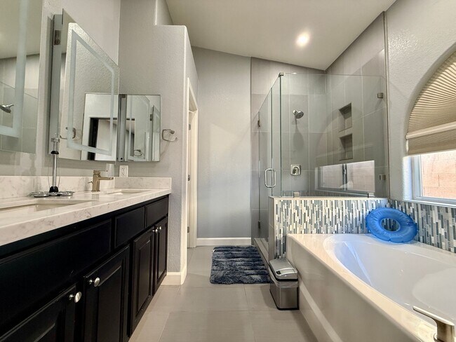 Building Photo - Welcome to this stunning 5-bedroom, 3-bath home located in the desirable Estates of Wigwam Ranch ...