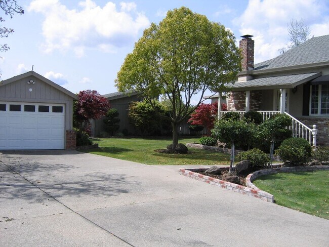 Building Photo - 8537 Pezzi Rd