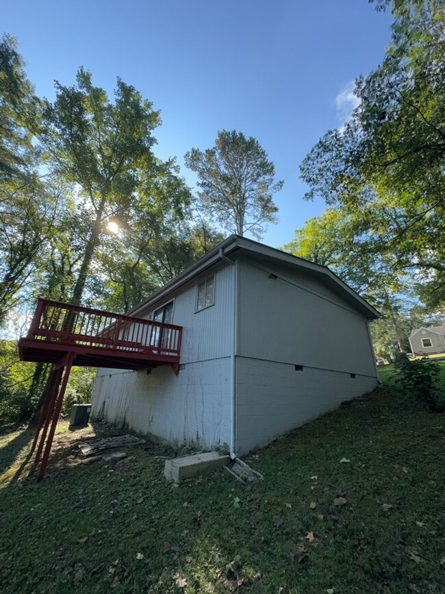 Building Photo - Pet Friendly! 3 bedroom in East Chattanoog...