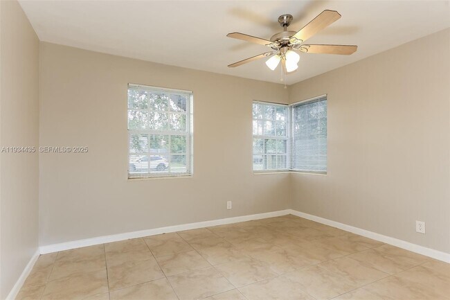 Building Photo - 2411 NE 10th Ave