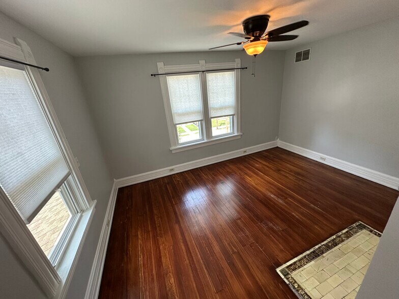 Master bed 2 - 4020 Elsmere Ave