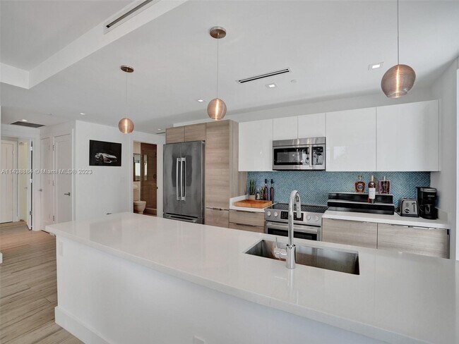 Building Photo - 9940 W Bay Harbor Dr