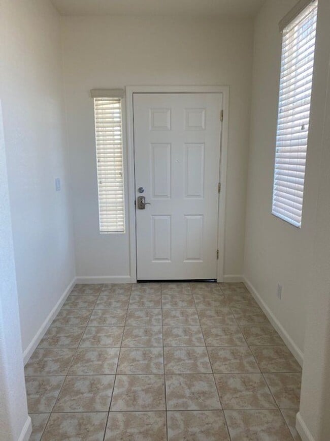 Building Photo - Beautiful Three Bed Home Available On The Green at Dayton Golf Course