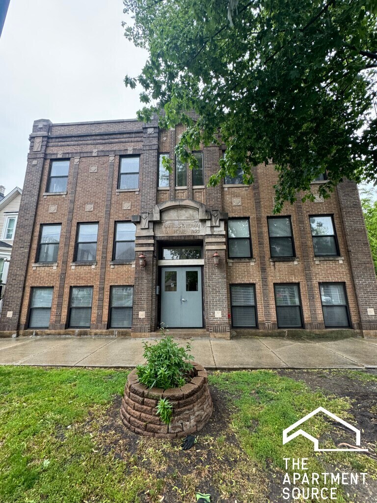 Building Photo - 1856 N Sawyer Ave
