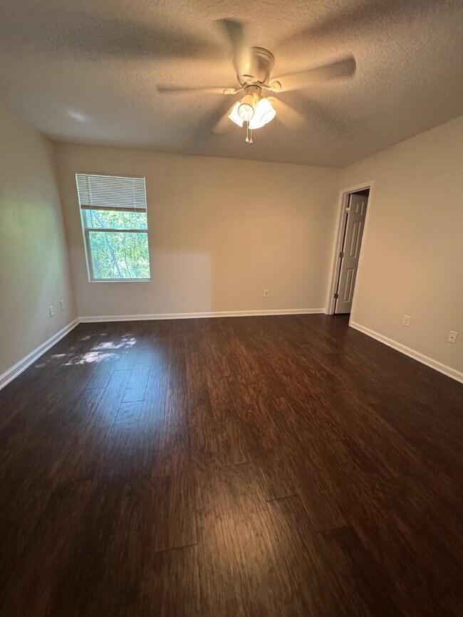 Building Photo - 4 bedroom 2.5 bath townhome with 1 car att...